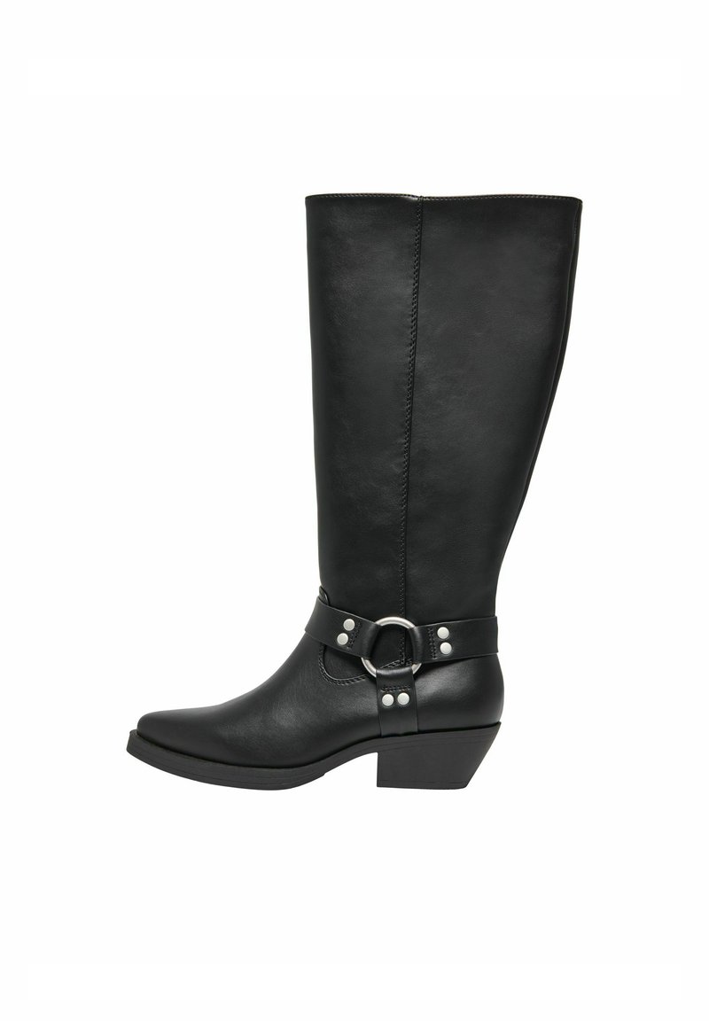 Botte noire en cuir, montante jusqu'au genou, avec un bout pointu, un talon épais, et une large sangle de ceinture ornée d'un anneau en argent et de clous décoratifs.