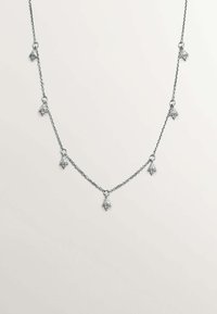 Collar de cadena de plata con múltiples colgantes triangulares con un acabado texturizado y pequeños acentos claros, distribuidos uniformemente a lo largo de la cadena.