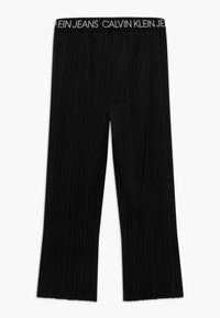 Czarne, prążkowane spodnie szerokie z elastycznym pasem, z białym napisem logo Calvin Klein Jeans.