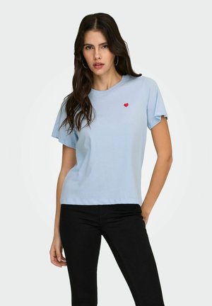 T-shirt en coton bleu clair avec manches courtes et petit logo cœur rouge sur la poitrine gauche. Coupe droite avec encolure ronde.