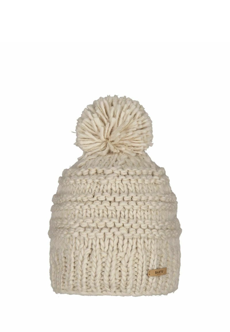 Gehaakte beige beanie met een textuurpatroon en een fluffy pompon bovenop, met een klein bruin merketiket aan de zijkant.
