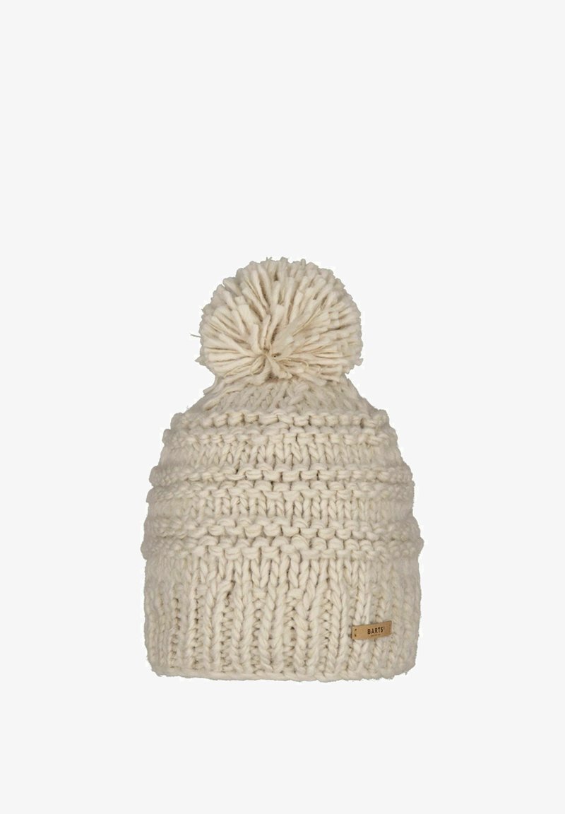 Beanie beige lavorato a maglia con un motivo texturizzato e un pompon soffice sulla parte superiore, con una piccola etichetta di marca marrone sul lato.