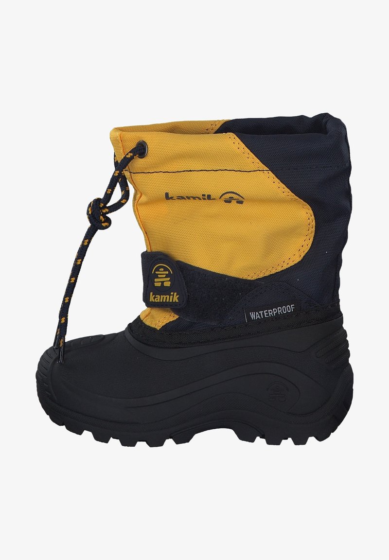 Botte d’hiver imperméable pour enfant avec semelle en caoutchouc noir, dessus jaune et noir, cordon réglable et bride Velcro étiquetée « kamik ».