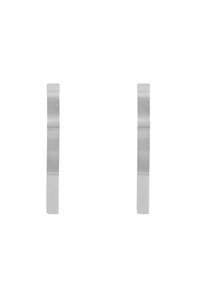 Boucles d'oreilles en argent avec une finition lisse et brillante. Le design minimaliste présente une forme rectangulaire et une épaisseur uniforme.