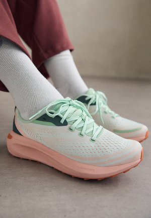 Lichte sport schoenen in mintgroen en perzik. Textuur bovenkant, met versterkt vetersysteem en zachte demping.
