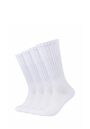 Cztery pary białych skarpetek za kostkę o prążkowanej fakturze, ułożone obok siebie na białym tle.
