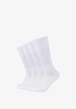 Quattro paia di calzini bianchi a girocaviglia con trama a coste, disposti uno accanto all'altro, isolati su sfondo bianco.