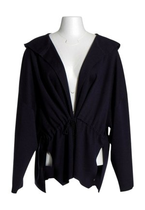 Zwarte jas met lange mouwen, brede kraag en trekkoord in de taille, getoond op een wit mannequintorso tegen een witte achtergrond.