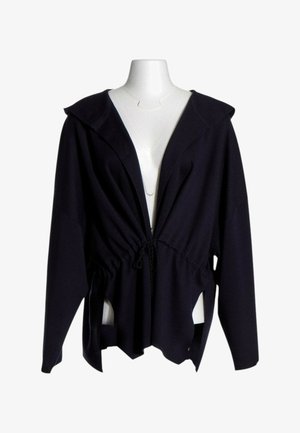 Schwarze langärmelige Jacke mit weitem Kragen und Kordelzug in der Taille, dargestellt auf einem weißen Schaufensterpuppentorso vor weißem Hintergrund.