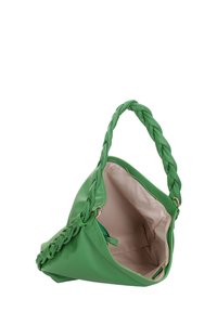 Sac en cuir vert avec une poignée tressée et une fermeture éclair. L'intérieur est beige et comprend une petite poche. Texture douce et design moderne.