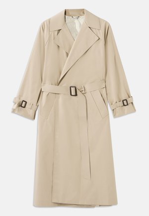 Manteau beige en tissu lisse, avec un large col, une ceinture avec une boucle rectangulaire et des pattes de réglage aux poignets.
