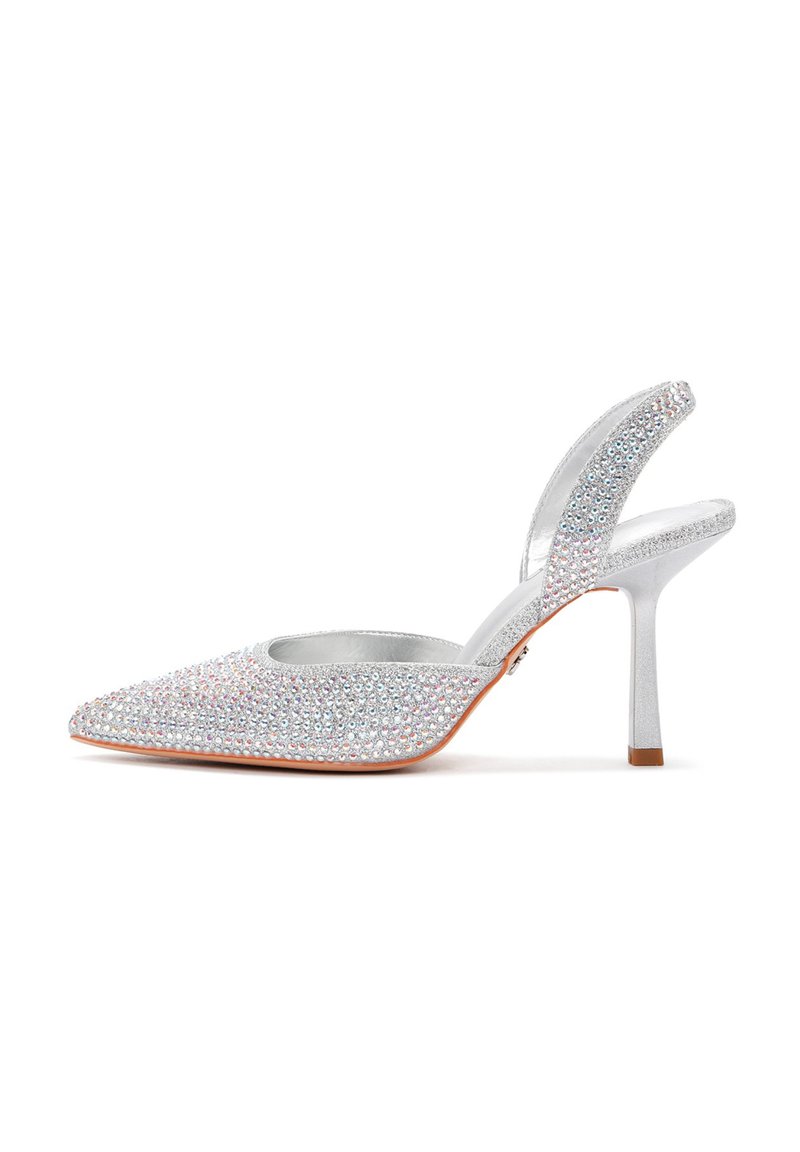 Pump slingback argento con punta appuntita, coperta di strass multicolori. Presenta un tacco sottile e un tessuto纹理.
