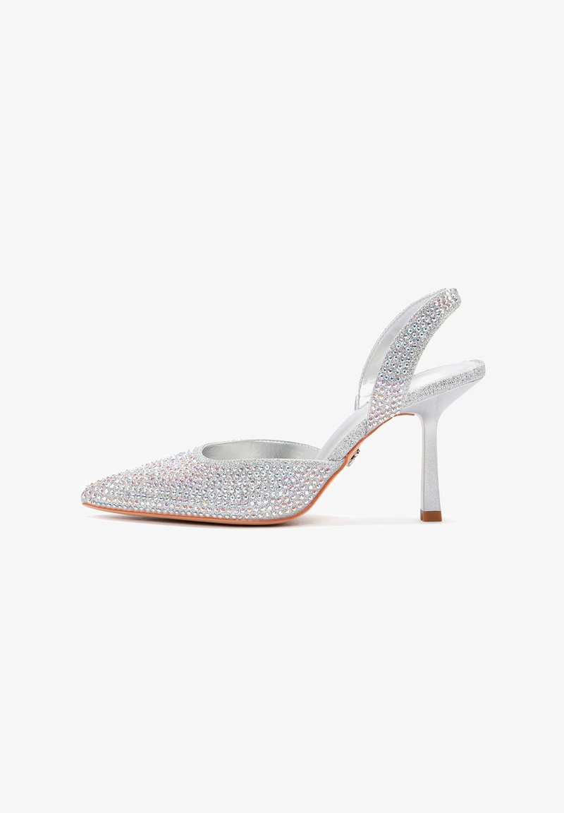 Escarpin argenté à talon slingback avec un bout pointu, recouvert de rhinestones multicolores. Il dispose d'un talon fin et d'un tissu texturé.