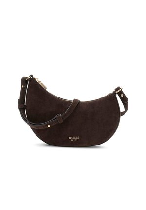 Mørkebrunt ruskind skuldertaske i halvmåneform med justerbar strop og guldfarvet lynlås, mærket med Guess-logo og etableringsår.