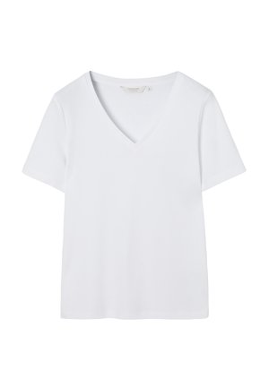 T-shirt bianca a maniche corte con scollo a V e una piccola etichetta all'interno del colletto, esposta su uno sfondo semplice.