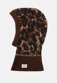 Brun strikket lue med et leopardmønster i mørk brun og tan, med en ribbestrikket mansjett og et merke nederst.