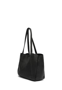 Zwarte leren tote bag met twee lange banden, rechthoekige vorm, gladde textuur en minimalistisch ontwerp. Geen zichtbare hardware of accenten.