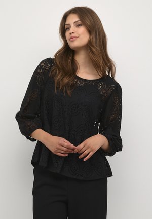 Schwarze Spitzenbluse mit Dreiviertelärmeln, Rundhalsauschnitt und Peplum-Saum. Verfügt über florale Muster und strukturierte Stoffe.