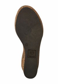 Hnědá gumová podrážka boty s texturovaným černým povrchem; má zakřivený okraj a vyražené logo. Na podrážce jsou označení velikosti 37.