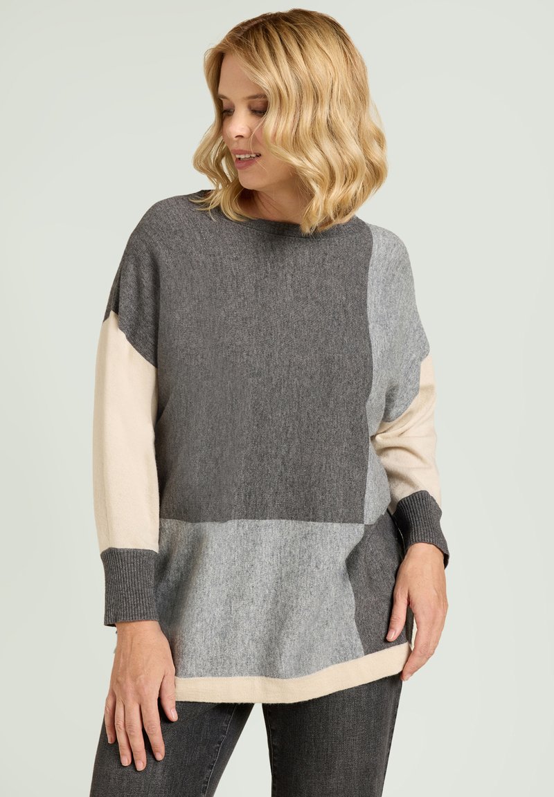 Maglione color-block grigio e beige con vestibilità rilassata, caratterizzato da varie trame e polsini a coste. Tessuto morbido e lavorato a maglia.