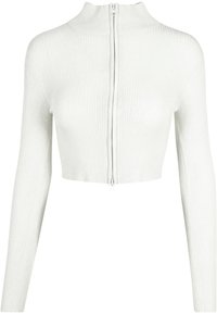 Valkoinen ribbikuvioinen lyhyt neulepusero, jossa on korkea kaulus ja pitkä vetoketju edessä. Pitkät hihat ja sileä rakenne.