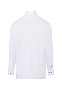 Camicia bianca a maniche lunghe con taglio dritto, dotata di colletto alla cinese e dettagli in nero sui polsini. Tessuto liscio e leggero.