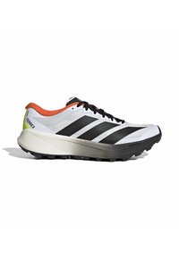 Weißer und schwarzer Adidas Terrex Trailrunning-Schuh mit orangefarbenem Innenfutter und robustem Profil, in Seitenansicht rechts auf weißem Hintergrund gezeigt.