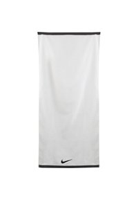 Asciugamano bianco con bordi neri, realizzato in tessuto morbido. Presenta un piccolo logo Nike nero in basso. Forma rettangolare con texture liscia.