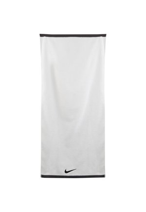 Witte handdoek met zwarte rand, gemaakt van zachte stof. Kenmerkt zich door een klein zwart Nike-logo aan de onderkant. Rechthoekige vorm met een gladde textuur.