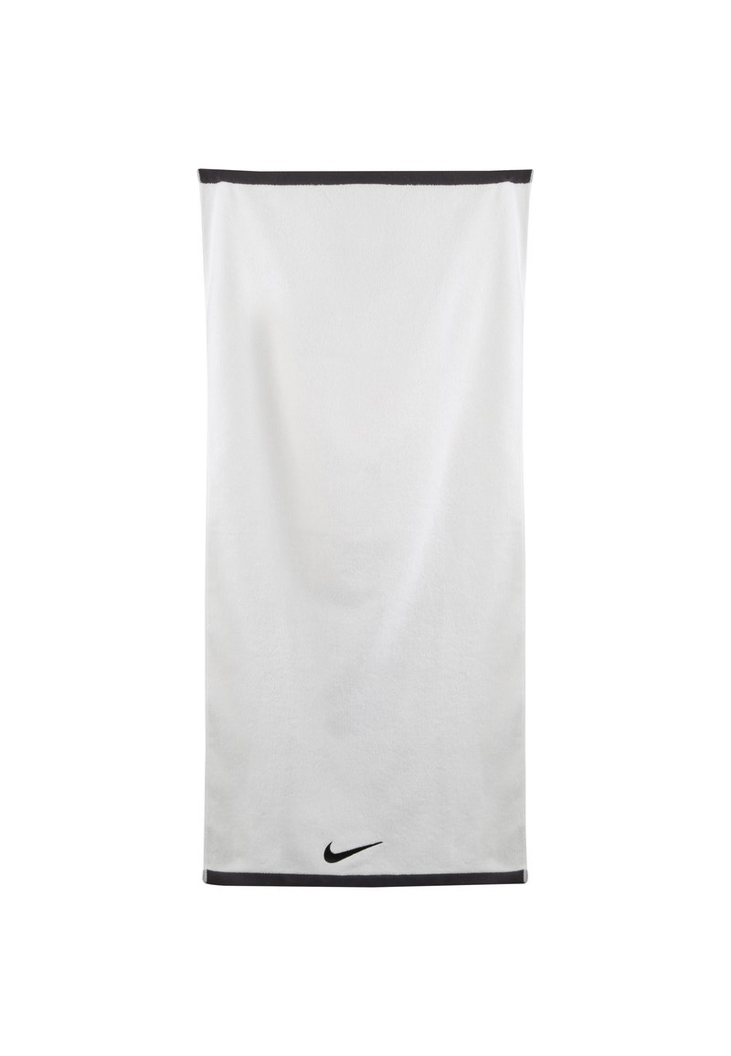 Asciugamano bianco con bordi neri, realizzato in tessuto morbido. Presenta un piccolo logo Nike nero in basso. Forma rettangolare con texture liscia.