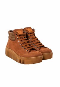 Brązowe zamszowe sneakersy typu high-top z teksturowanym, pikowanym kołnierzem, okrągłymi sznurowadłami i grubą, żłobioną podeszwą. Posiadają detal z logo na języku.