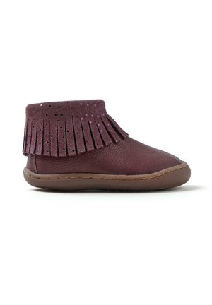 Stivale alla caviglia in pelle viola con un colletto in suede con frange e perforazioni. Suola piatta in gomma e dettagli cuciti lungo i bordi.