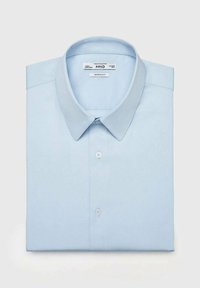 Chemise à col bleu clair, fabriquée en tissu au toucher lisse. Présente une patte de boutonnage avec deux boutons et un col replié.