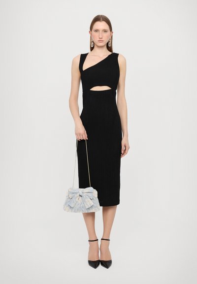 Svart rippad midiklänning med en asymmetrisk halsringning och utskärning. Matchad med en ljusblå strukturerad väska med en rosett.