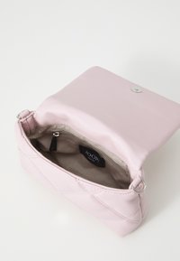 Rosa faux läderväska med en platt, rektangulär design. Har en innerväskficka med dragkedja och en tryckknappslås. Fodrad med ett lätt tyg.