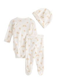 Tre-delt babyoutfit i blødt, hvidt, ribstrikket stof med bamseprint. Inkluderer en heldragt, bukser med foddesign og en matchende hat.