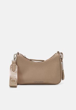 Beżowa torebka na ramię Steve Madden z fakturowaną powierzchnią, górnym suwakiem i odpinanym paskiem z logo na tkaninie.