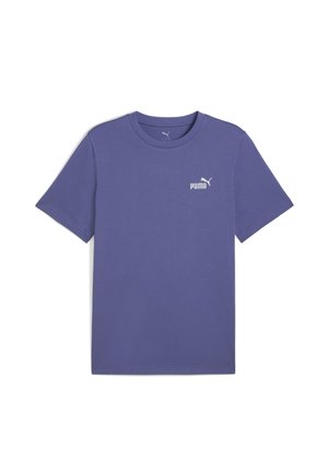 Violet medvilninis marškinėliai su trumomis rankovėmis, apvalia iškirpte ir mažu baltu Puma logotipu kairėje krūtinės pusėje.