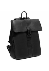 Zwarte leren rugzak met een oprolflap, magnetische sluiting met gesp en een handvat aan de bovenkant. Bevat meerdere compartimenten en verstelbare schouderriemen.