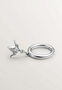 Anillo de plata con banda circular, que presenta una piedra similar a un diamante y acentos florales que se extienden desde un lado. Acabado suave y textura pulida.