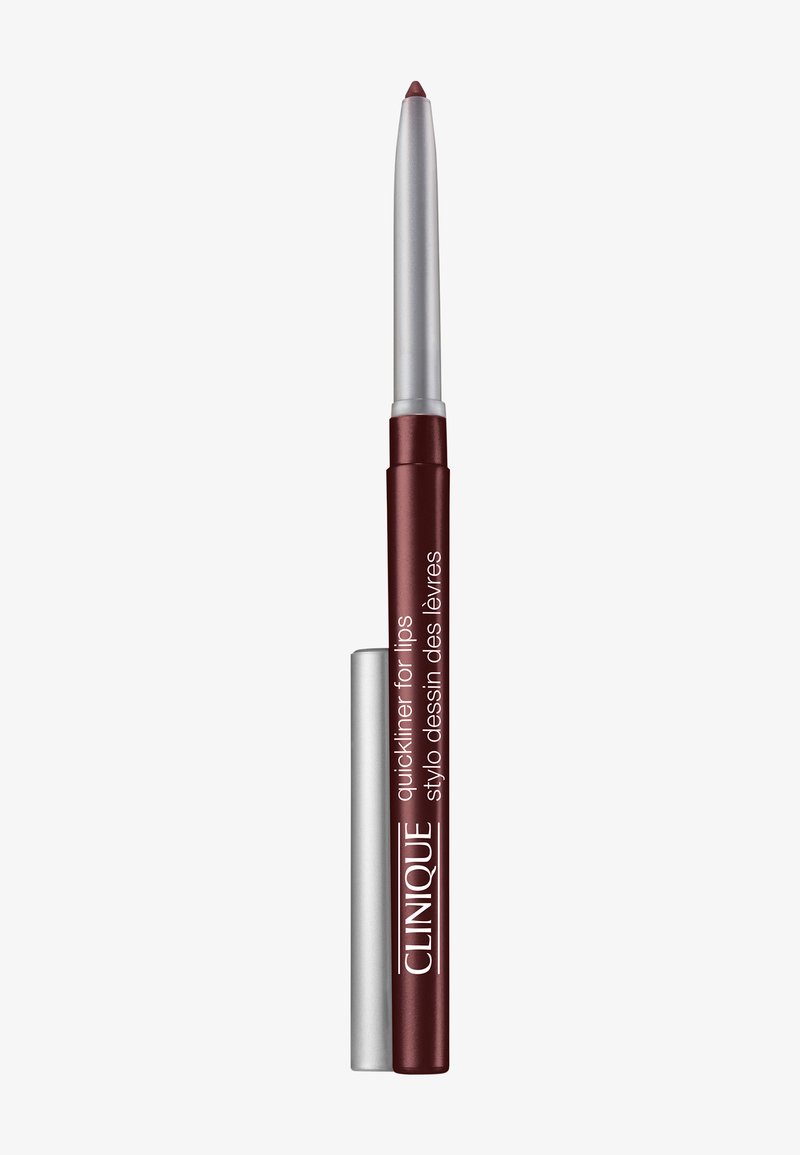 Crayon contour des lèvres Clinique Quickliner en teinte rouge foncé avec pointe rétractable argentée et capuchon posés à côté sur fond blanc.