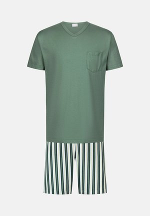 Grünes kurzärmeliges V-Ausschnitt-T-Shirt mit Brusttasche, kombiniert mit grün-weiß-schwarz gestreiften Shorts mit vertikalen Streifen.