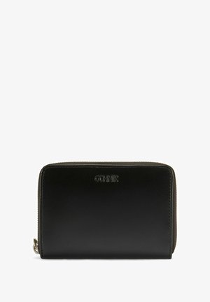 Czarny skórzany portfel o gładkiej fakturze, zamykany na zamek, z wytłoczonym logo. Prostokątny kształt o minimalistycznym designie, bez widocznych elementów metalowych.