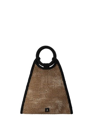 Bolso marrón estilo cesta tejida con ribete negro y asas redondas, con una pequeña etiqueta con logo de calavera en el centro inferior.