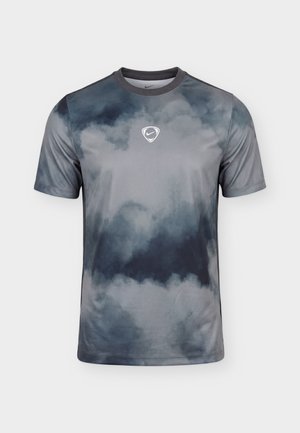 Maglietta sportiva a maniche corte con motivo a nuvola grigio e nero e piccolo logo Nike bianco sul petto.