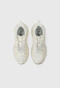 Λευκά αθλητικά παπούτσια με γυαλιστερή φινίρισμα, λεπτομέρειες από δίχτυ και ανακλαστικά στοιχεία. Διαθέτουν υφή σόλας και ασημένια κορδόνια. Λογότυπο της μάρκας στο εσωτερικό.