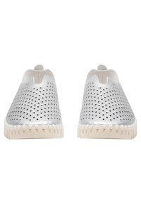 Zapatos plateados sin cordones hechos de material perforado con una suela blanca ligera. Presentan un empeine texturizado con un patrón sutil y costuras en contraste.