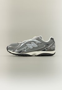 Неизбран, dark silver-coloured metallic/slate grey