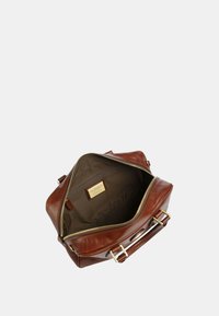 Borsa in pelle marrone con apertura zip, foderatura interna in marrone scuro e hardware color oro. Presenta un'etichetta del marchio all'interno.