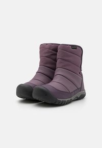 Bottes de cheville isolées violettes en tissu matelassé, avec semelle en caoutchouc et fermeture éclair latérale. Dotées d'un extérieur texturé et d'un design rembourré.